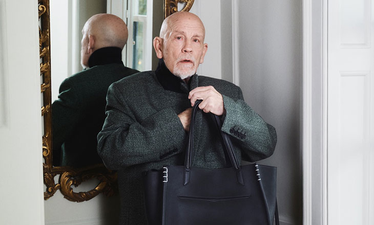 الممثل جون مالكوفيتش نجم حملة حقيبة Loafer  من JW ANDERSON